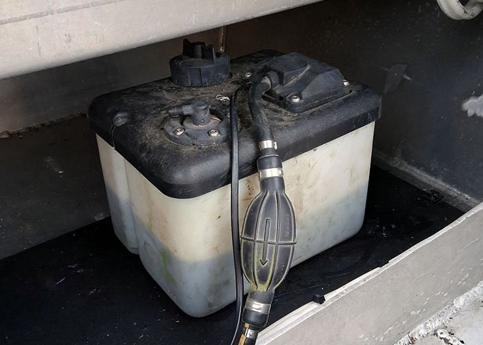 Mounting location for Evinrude E-TEC oil reservoir